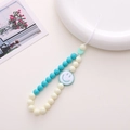 Detail der Handy-Perlenkette mit blau-cremefarbenen Perlen, grünem Herz und Smiley-Anhänger - Grün