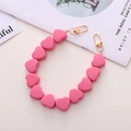 Detalle de cadena de cuentas de corazón rosa mate con cierres dorados para fundas de móvil - Cadena de Mano Corazón (K902) / Rosa Rojo