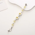 Dettaglio del cinturino per cellulare con perle bianche, smileys e ciondoli a fiore - Catena Cellulare Perla Girasole (5312505211826) / Stile Girasole K555