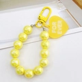 Vista dettagliata del laccetto per cellulare giallo con perline e ciondolo a cuore - K1569 Ciondolo a Cuore con Perline (Giallo) / Giallo