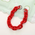Dettaglio macro della catena in acrilico rosso con fibbie a molla in metallo argento - Rosso