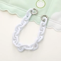 Dettaglio catena in acrilico bianco con anelli a molla per accessori fai-da-te e borse - Bianco puro