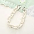 Dettaglio catena spessa in acrilico bianco con fibbie ad anello a molla in metallo argento - Bianco Sporco