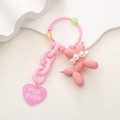 Detailaufnahme des rosa Schlüsselanhängers mit Ballonhund, Herz und Alphabetperlen - Rosa