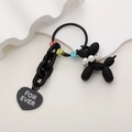 Details des mattschwarzen Ballon-Hund Schlüsselanhängers mit Perlenhalsband und Herzanhänger - Schwarz