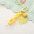 Dettaglio del ciondolo a cuore glitter giallo con campanello e portachiavi in acrilico - Giallo