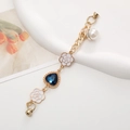 Detailansicht der goldenen Handykette mit blauem Herz, Kamelienblüten und Magnetverschluss - Pfauenblau