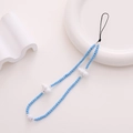 Détail de la lanière de téléphone en perles bleues et blanches avec breloques nuages - Style de Nuage Bleu (K1816)