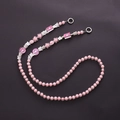 Vista detallada del cordón de cuentas acrílicas rosas con dijes de corazón y mariposa - Estilo Rosa (K1197)