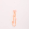 Chaîne de téléphone perlée orange avec pendentifs ours et nœud sur un fond beige doux - Style Iridescent Orange Sirène (K1685)