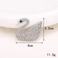 Vista dettagliata della spilla a cigno con strass, 4cm x 3,5cm, su piatto bianco - Lega / Cigno Grande con Strass Completo (D555)