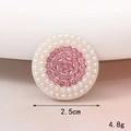 Dettaglio di un ciondolo rotondo da 2,5 cm con strass rosa e bordo di doppie perline - Tondo (Base Argentata Rosa) (D1876)