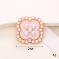 Ciondolo a fiore in smalto rosa con base in metallo dorato e bordo di perle, 2 cm - Perla Artificiale Trifoglio-Rosa (D1041)