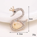 Détail des dimensions de la broche cygne 6cm avec cristaux et pierre champagne - Alliage / Cygne Couronné Champagne (D587)