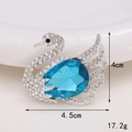 Détail broche cygne avec cristal goutte bleu et dimensions de 4,5x4cm affichées - Alliage / Cygne Serti de Strass Bleu (D222)