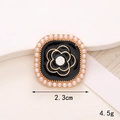 Dettaglio macro del ciondolo camelia con smalto, perle e cristallo, misura 2,3 cm - Perla Artificiale Quadrato-Nero (D1974)