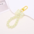 Dettaglio di un portachiavi a perle giallo chiaro con fiocco in resina e chiusura a moschettone - Ciondolo con Fiocco Sirena-Giallo (K1806)
