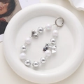 Ciondolo per telefono con perle e cuore d'argento su vassoio in ceramica - Argento
