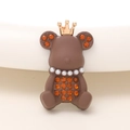Détail du charm ours marron mat avec couronne dorée, collier de perles et strass orange - Café