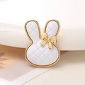 Detailansicht eines weißen gesteppten Kaninchenanhängers mit eleganter Vergoldung - Karomuster Hase (D1960) / Reinweiß