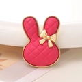 Detailansicht eines rosa karierten Hasen-Anhängers mit goldener Schleife und Rand - Rosenrot