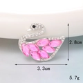 Makro-Detail einer rosa Kristall-Schwanenbrosche mit Maßen 2,8cm x 3,3cm und 5,7g Gewicht - Rosa Schwan Stil (D1190)