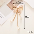 Spilla elegante a fiocco con perle, catene placcate in oro e pendenti a nappa - Nappa a Fiocco (D802)