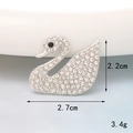 Detailansicht eines Schwanenanhängers mit Kristallen und Maßen 2,2cm mal 2,7cm - Kleiner Schwan Mit Vollem Strassbesatz (D977)