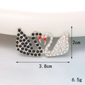 Makroaufnahme der Schwanenbrosche Maße: 3,8 cm Breite und 2 cm Höhe für Zubehör - Grüner Doppelschwan Mit Vollem Strassbesatz (D1008)