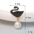 Detailansicht der schwarzen Schwan-Brosche mit Goldpunkten und Perlenanhänger Größe - Schwan Perlenanhänger Stil (D009)