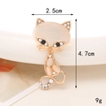 Vue détaillée de la broche chat en strass indiquant les dimensions 2,5cm par 4,7cm - D205 Renard Œil de Chat