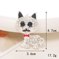 Detalle macro de gato con diamantes y lazo rojo, medidas 4,7 cm por 3,6 cm - D1115 Gato (Base Plata Rojo)