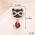 Détail d'un pendentif chat en strass avec dimensions 2,2x4,2cm et pierre violette - D583 Chat à Lunettes