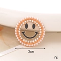Λεπτομέρεια macro χρυσής καρφίτσας χαμόγελο 3cm με πέρλες και λαμπερά στρας - Μαργαριταρένιο Χαμογελαστό Πρόσωπο