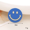 Vue macro d'une breloque smiley bleu ciel de 3cm avec détails blanc crème pour projets DIY - Smiley en Émail / Bleu Klein (D1826)