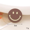 Détail de l'accessoire smiley marron de 3 cm pour coques de téléphone et sabots - Smiley en Émail