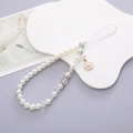 Elegante Handy-Handschlaufe mit weißen Perlen, Blumenanhänger und Kristallperlen-Details - K043 Weiße Künstliche Perle Handykette (K043)