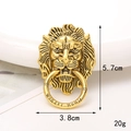 Detalle macro de un dije de metal de cabeza de león dorado vintage de 5,7cm de altura - D747 Cabeza de León (Oro Antiguo)