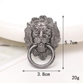 Detalle macro de colgante cabeza de león plata vintage con anillo grabado de Wonder Homie - D748 Cabeza de León (Negro de Fusil)