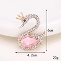 Spilla a cigno dorata con pietra rosa a goccia e cristalli bianchi, altezza di 6 cm - Lega / Cigno con Corona Rosa (D584)
