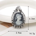 Dettaglio del ciondolo cammeo retrò da 6,2cm con cornice di strass e finitura antica - D113 Ritratto Vintage