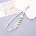 Dettaglio della catena per telefono con perline a cuore colorate e perle bianche su grigio - Ciondolo con Perline a Cuore (K585)