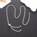 Dettaglio della tracolla a catena in metallo argento con sfera di regolazione trapuntata - Alluminio / Tono Argento (Catena In Alluminio)