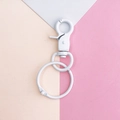 Detailansicht des mattweißen Karabinerverschlusses aus Metall und DIY-Schlüsselanhängers - Karabinerschließe Set / Weiß