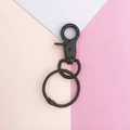 Detailansicht der mattschwarzen Karabinerverschluss und Flachschlüsselring mit Drehgelenk - Karabinerschließe Set / Schwarz