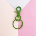 Makroaufnahme von grünem Metall-Karabinerverschluss und Schlüsselring mit Lackierung - Karabinerschließe Set / Grasgrün