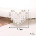 Dettaglio di una spilla a cuore in lega con perle e strass che mostra le misure di 3.5cm - Cuore Perla Strass (Argento) (D1527)
