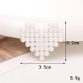 Dettaglio macro di un accessorio a forma di cuore con perle, misure 3,2x3,5 cm - Cuore Perla (Argento) (D1776)