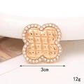 Dettaglio dell'accessorio a quadrifoglio dorato con bordi in strass e superficie - Quadrifoglio Trapuntato (Oro) (D1275)