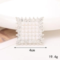 Dettaglio spilla quadrata argento con 25 perle e bordo di strass, larghezza di 4 cm - Quadrato Perla Strass (Argento) (D1673)